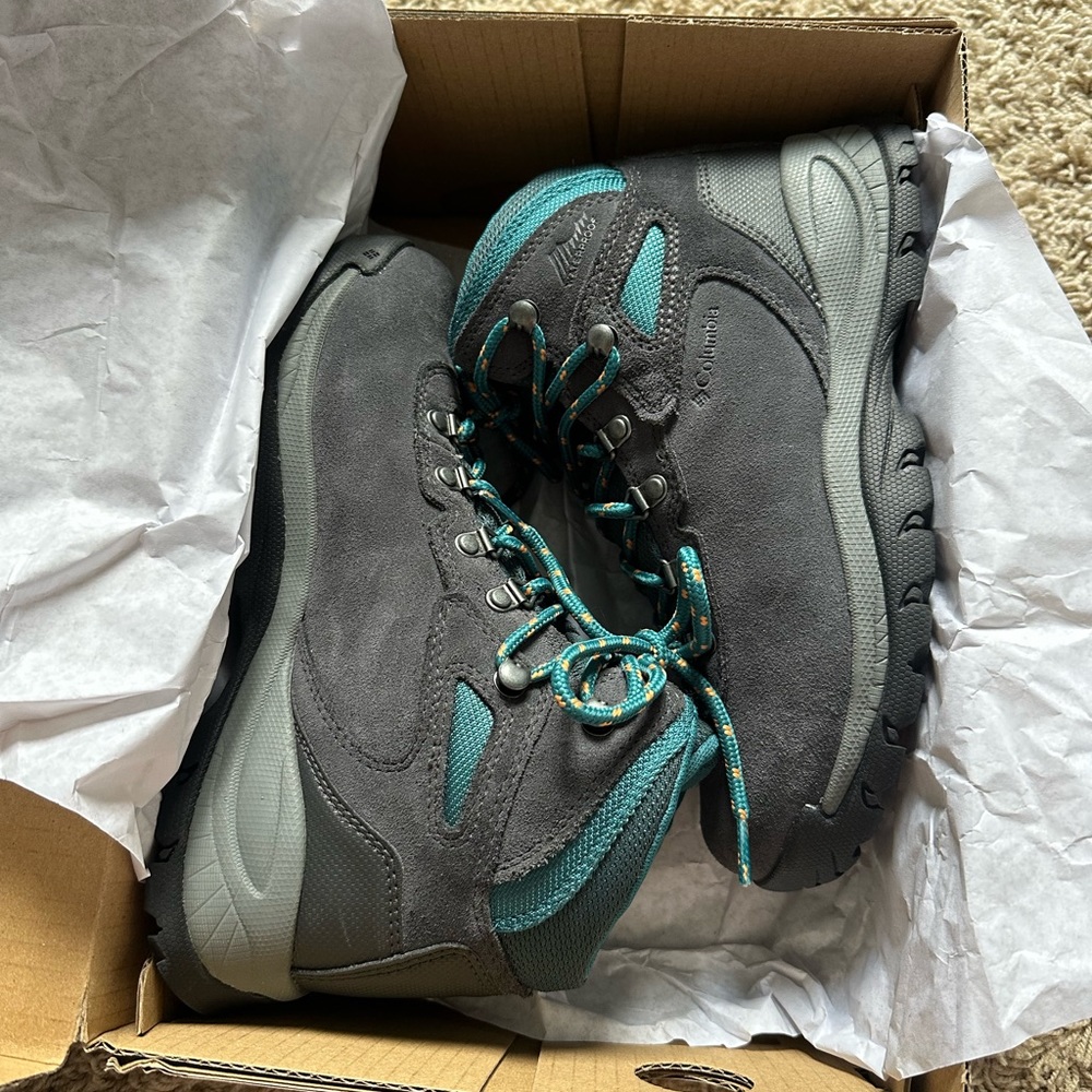 New in Box Columbia Newton Ridge Plus Waterproof Amped Hiking Boot Size 8